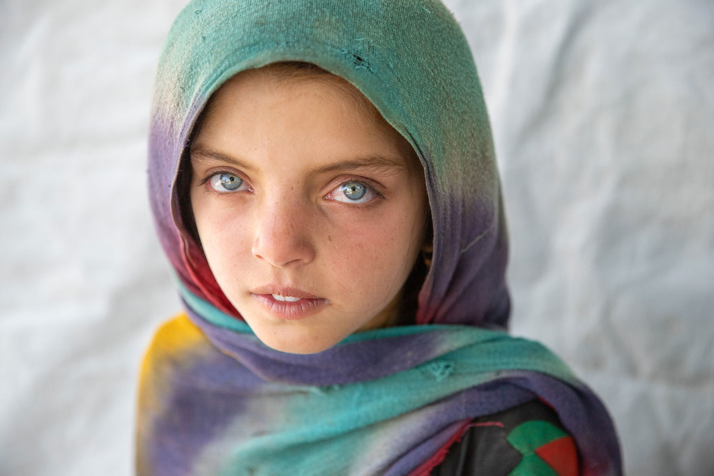 شابة نزحت بسبب زلزال ضرب ولاية بكتيكا بأفغانستان.