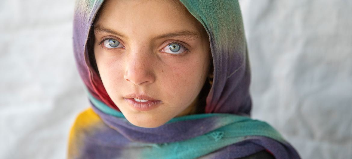 В ООН призывают де-факто власти Афганистана немедленно снять запрет на учебу девочек страны в школе и в вузах. На фото: юная жительница Афганистана