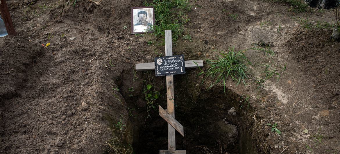 عندما انسحب الجنود من بوتشا بأوكرانيا ، تم اكتشاف أكثر من 450 جثة في المدينة وحولها، ملقاة في الشوارع والحدائق والمباني والأقبية، ودُفنت في مقابر مؤقتة.