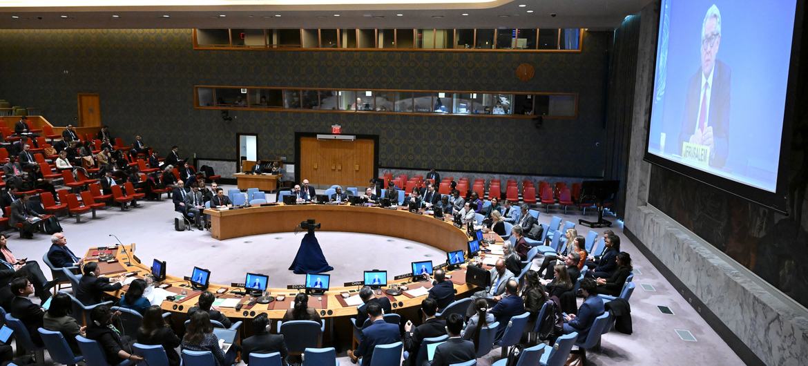 Tor Wennesland (on screen), Special Coordinator for the Middle East Peace Process, briefs the Security Council.