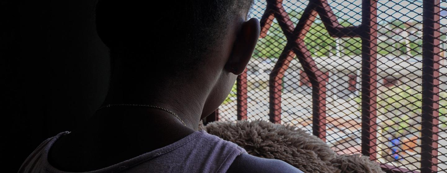 En Haïti, la crise actuelle a entraîné le recrutement d'enfants par des groupes armés, souvent attirés par la pauvreté, le manque d'accès à l'éducation et l'instabilité sociale, ce qui les rend vulnérables à l'exploitation.