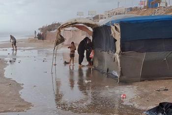 Alors que les conditions météorologiques se dégradent, un camp de fortune pour déplacés près de la plage de Deir Al Balah, dans le centre de Gaza, est inondé par l'eau de mer.