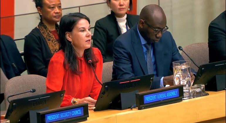 رئيسة الجمعية العامة، أنالينا بيربوك (يسار) متحدثة في فعالية اليوم الدولي للتضامن مع الشعب الفلسطيني في مقر الأمم المتحدة بنيويورك.