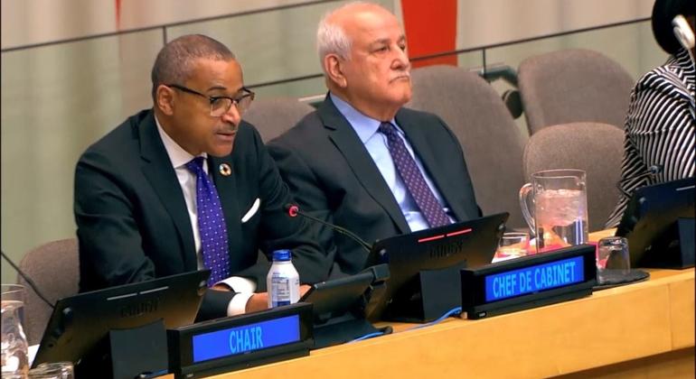 رئيس ديوان الأمين العام السيد كورتيناي راتراي (يسار) يقرأ رسالة الأمين العام في فعالية اليوم الدولي للتضامن مع الشعب الفلسطيني في مقر الأمم المتحدة بنيويورك اليوم الثلاثاء.