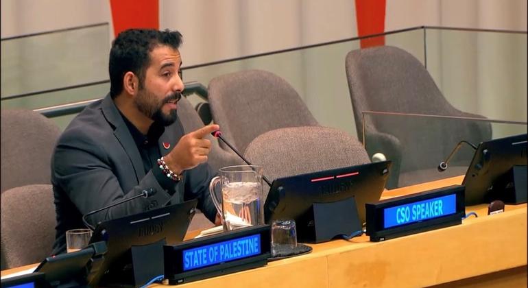 الشاعر الفلسطيني مصعب أبو توهة خلال مشاركته في فعاليات اليوم الدولي للتضامن مع الشعب الفلسطيني في مقر الأمم المتحدة بنيويورك اليوم الثلاثاء. 