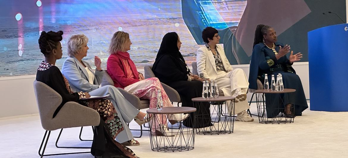 Table ronde sur le rôle des femmes dans l'avenir de l'industrie lors de la 21e Conférence générale de ONUDI à Riyad.