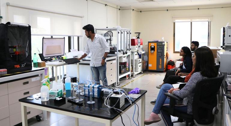 राष्ट्रीय बायोफार्मा मिशन के तहत लगभग 100 इन्क्यूबेशन केन्द्र स्थापित किए गए हैं, जहाँ बायोटेक स्टार्टअप्स साझा प्रयोगशालाओं में कम लागत पर आसानी से अपने प्रयोग कर सकते हैं.