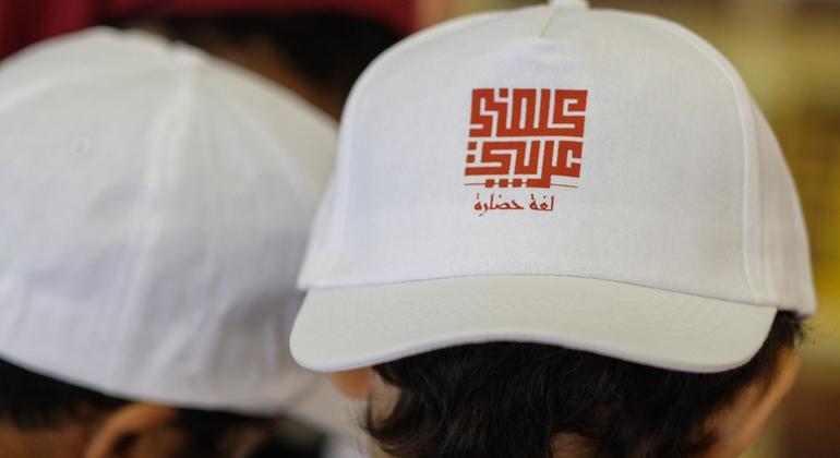 قبعات كتب عليها "كلمني عربي" لتشجيع التحدث باللغة العربية مع غير الناطقين بها.