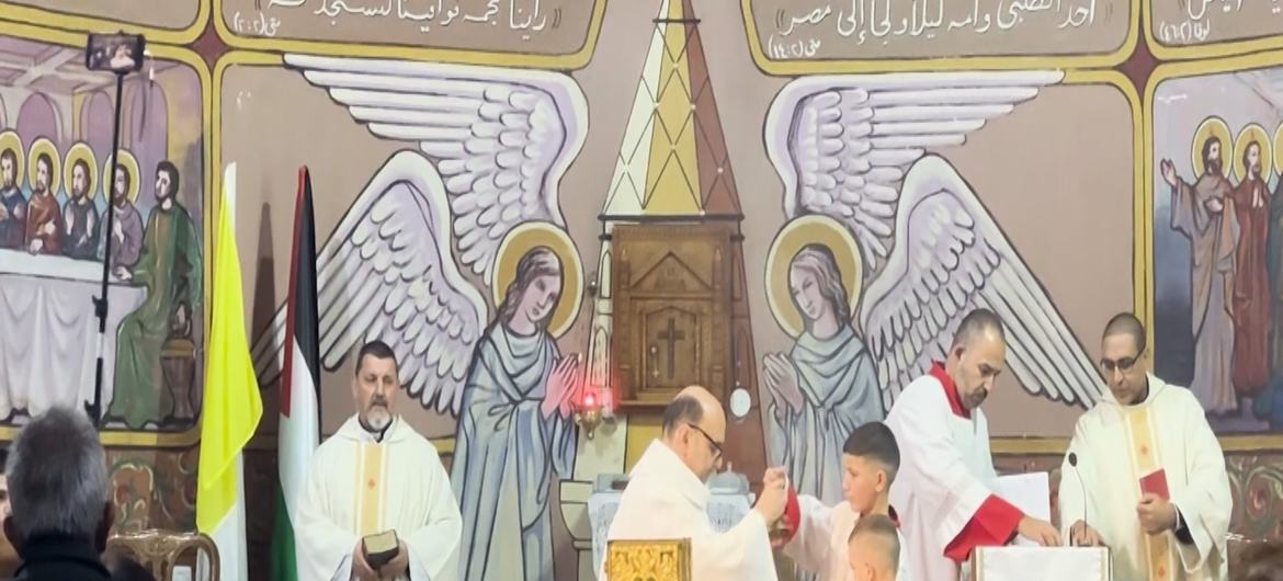 يؤدي كهنة مسيحيون يرتدون ملابس بيضاء قداس عيد الميلاد في كنيسة العائلة المقدسة بمدينة غزة.