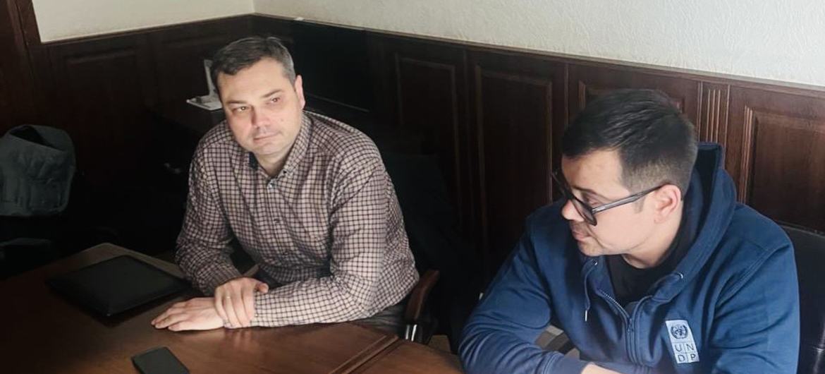 Специалист ПРООН Роман Шахматенко с заместителем мэра Харькова Дмитрием Исаевым.