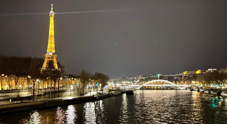 Вид на реку Сена ночью. 