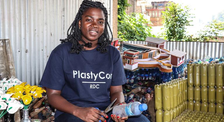 Nicole Menemene, une entrepreneure de 29 ans est à la tête de Plastycor une organisation de recyclage des plastiques à Bukavu au Sud-Kivu, en RDC.