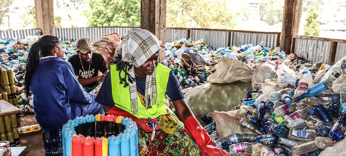 Nicole Menemene, uma empresária de 29 anos, dirige a Plastycor, uma organização de reciclagem de plástico em Bukavu, South Kivu/RDCONGO.