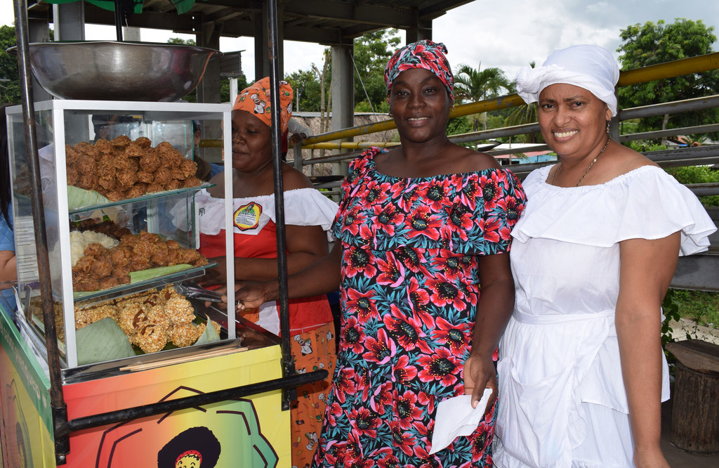 Las mujeres de Asoprovegua, asociación que agrupa a las productoras de dulces típicos de Palenque en San Basilio de Palenque, se preparan para iniciar su jornada de trabajo con ventas en zonas turísticas.