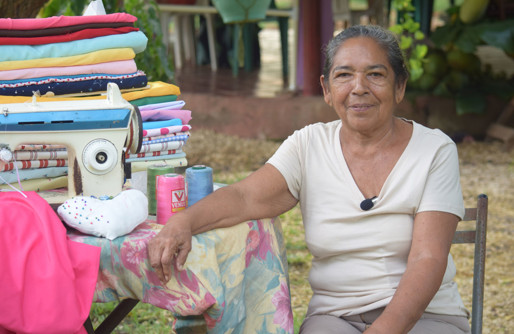 Ana Herrera del centro de confección Mujeres Tejiendo El Paraíso, una iniciativa construida con el empoderamiento de las mujeres y a través de un proceso de reconciliación en el territorio.