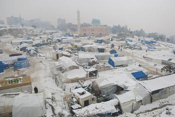 مخيم للنازحين تغطيه الثلوج في شمال غرب سوريا.