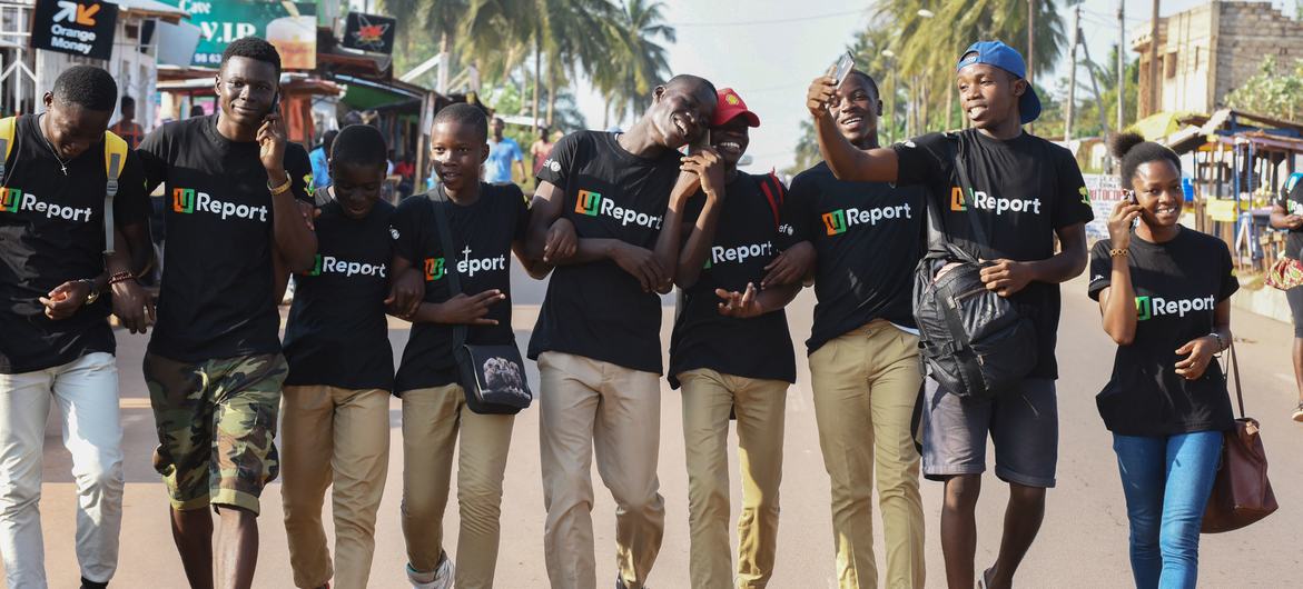 Un grupo de jóvenes U-reporteros en Costa de Marfil. U-Report es una plataforma social creada por UNICEF, disponible a través de SMS, Facebook y Twitter donde los jóvenes expresan su opinión y son agentes de cambio en sus comunidades.