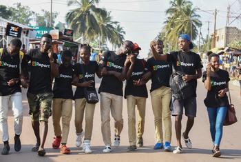 Un groupe de jeunes U-Reporters en Côte d'Ivoire. U-Report est une plateforme sociale créée par l'UNICEF, disponible via SMS, Facebook et Twitter, où les jeunes expriment leur opinion et sont des agents positifs du changement dans leurs communautés.