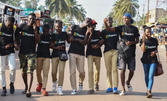 Un grupo de jóvenes U-reporteros en Costa de Marfil. U-Report es una plataforma social creada por UNICEF, disponible a través de SMS, Facebook y Twitter donde los jóvenes expresan su opinión y son agentes de cambio en sus comunidades.