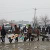 Afganos haciendo cola para recibir ayuda alimentaria del PMA en Kabul.