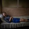 在乌克兰的利沃夫，一名12岁的男孩在圣尼古拉斯儿科医院的病床上休息。（资料图）