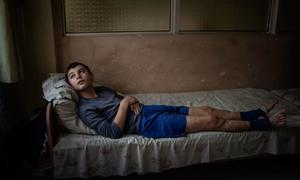 En Lviv (Ucrania), un niño de 12 años descansa en una cama del Hospital Pediátrico San Nicolás. (archivo)
