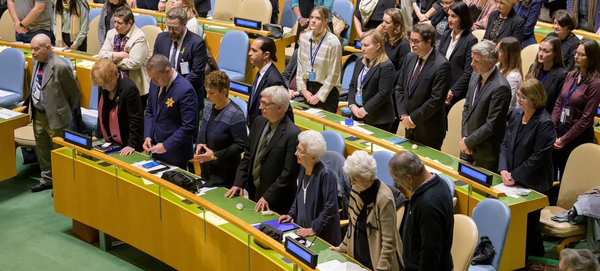 Минута молчания в память о жертвах Холокоста в зале Генассамблеи ООН.
