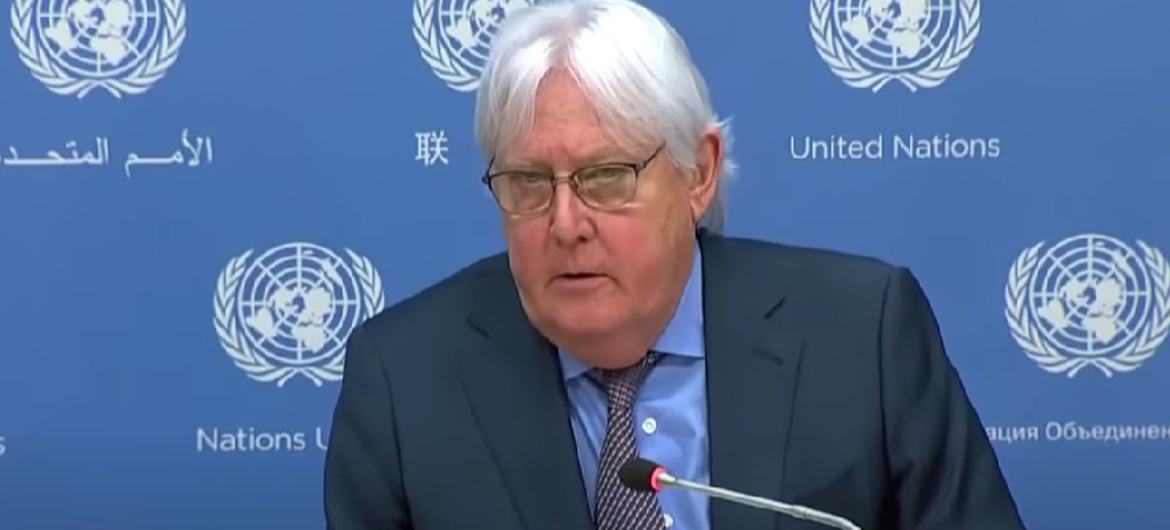 O subsecretário-geral da ONU, Martin Griffiths, discursa em um pódio durante uma coletiva de imprensa na sede das Nações Unidas .