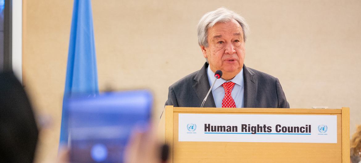 Le Secrétaire général de l'ONU, António Guterres, s'adresse à la 55e session du Conseil des droits de l'homme.