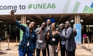 Delegados chegando para a abertura da sexta sessão da Assembleia das Nações Unidas para o Meio Ambiente (UNEA-6) em Nairóbi, Quênia, em 26 de fevereiro de 2024