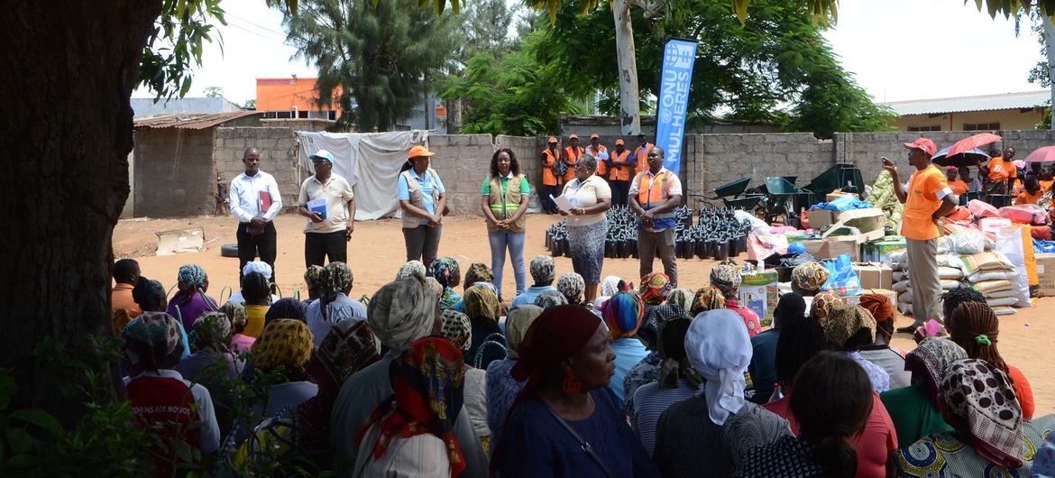 Uma recente parceria entre a ONU Mulheres e o Município de Maputo entregou alimentos, kits de dignidade e equipamentos