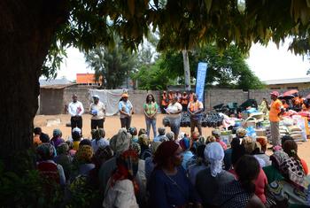 Uma recente parceria entre a ONU Mulheres e o Município de Maputo entregou alimentos, kits de dignidade e equipamentos