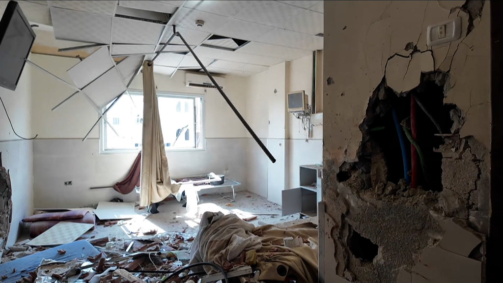 Partie détruite de l'hôpital Al-Amal du Croissant-Rouge palestinien à Khan Yunis, à Gaza.