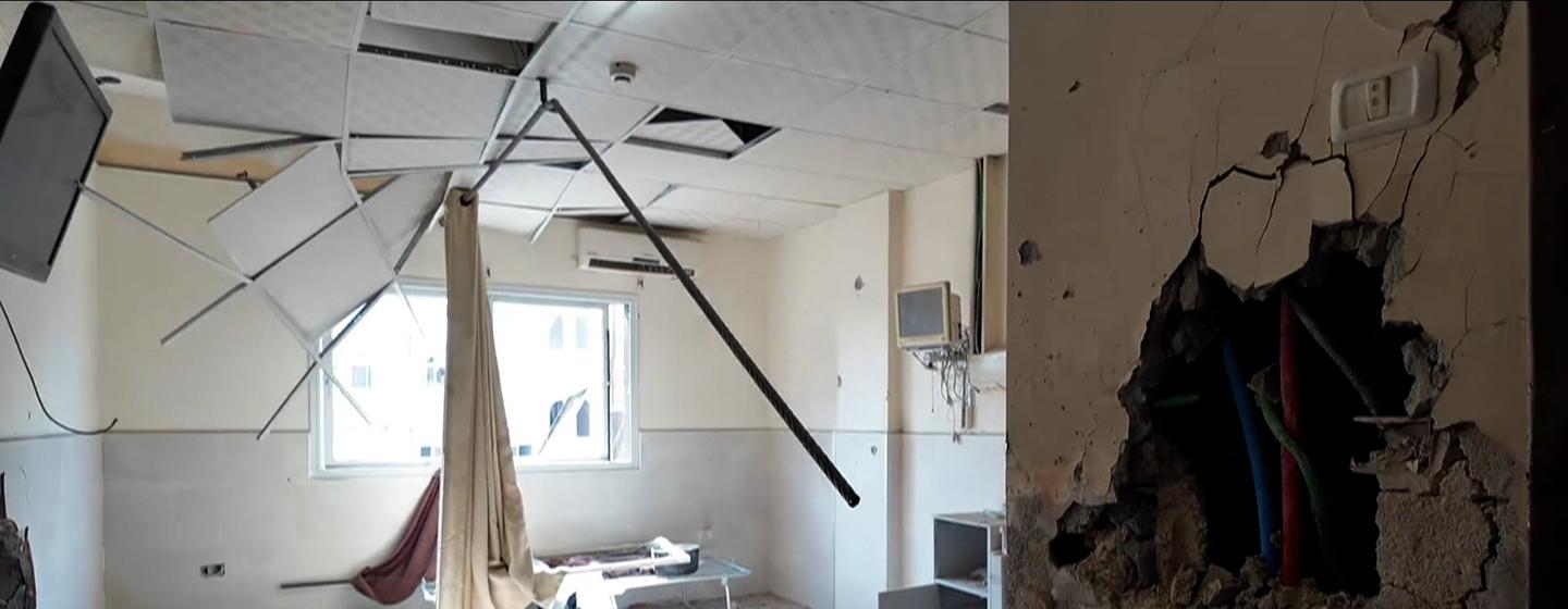 ग़ाज़ा के ख़ान यूनिस में स्थित अल-अमाल अस्पताल का कुछ हिस्सा, बमबारी में क्षतिग्रस्त हुआ है. 
