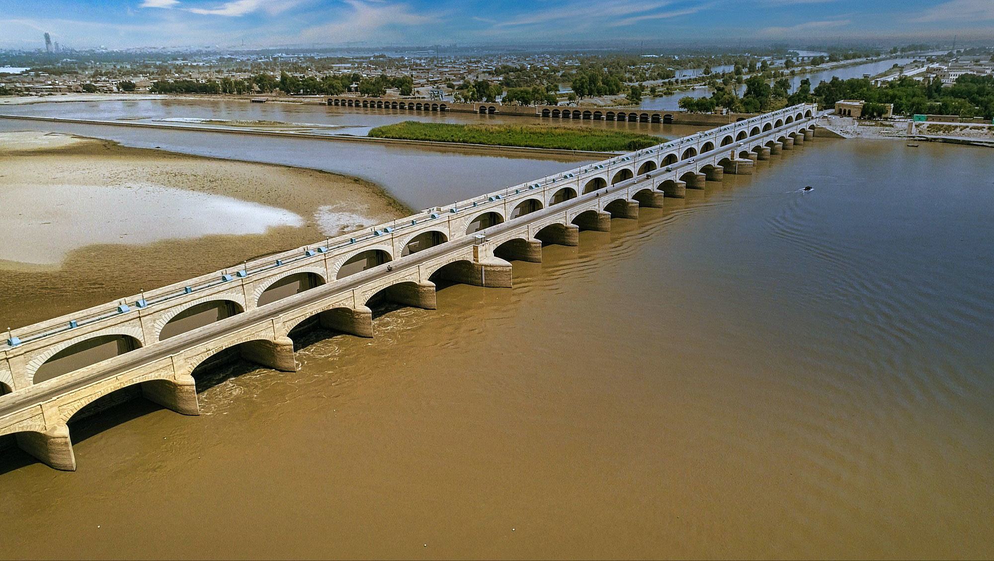 پاکستان کی 95 فیصد آبادی، تمام تر زراعت اور بیشتر صنعتوں کا دارومدار دریا ئے سندھ پر ہے۔