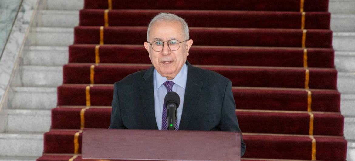 المبعوث الشخصي للأمين العام للأمم المتحدة للسودان، السيد رمطان لعمامرة متحدثا إلى الصحفيين داخل القصر الرئاسي في موريتانيا على هامش فعاليات الاجتماع التشاوري الثالث حول تعزيز تنسيق مبادرات وجهود السلام في السودان.