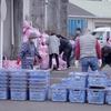 Жители города Осаки сортируют мусор. 