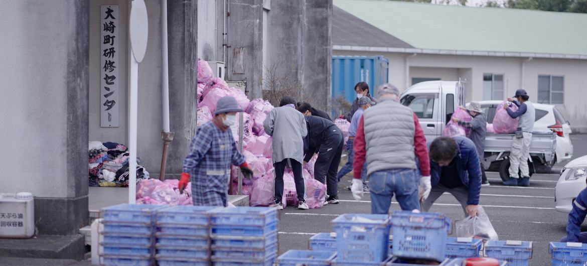Ciudadanos reciclando en Osaki, Japón.