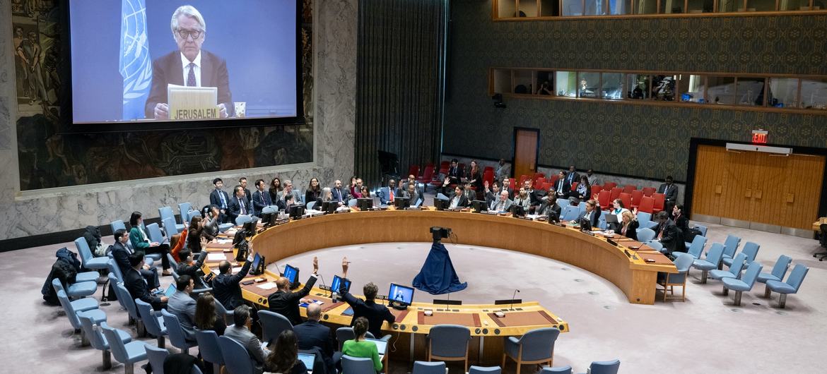 مشرق وسطیٰ امن عمل کے لیے اقوام متحدہ کے خصوصی رابطہ کار ٹور وینزلینڈ ویڈیو لنک کے ذریعے سلامتی کونسل کے اجلاس سے خطاب کر رہے ہیں۔