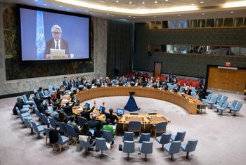 Une large vue du Conseil de sécurité. À l’écran se trouve le Coordinateur spécial de l'ONU pour le processus de paix au Moyen-Orient,Tor Wennesland.