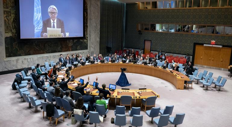 Une large vue du Conseil de sécurité. À l’écran se trouve le Coordinateur spécial de l'ONU pour le processus de paix au Moyen-Orient,Tor Wennesland.