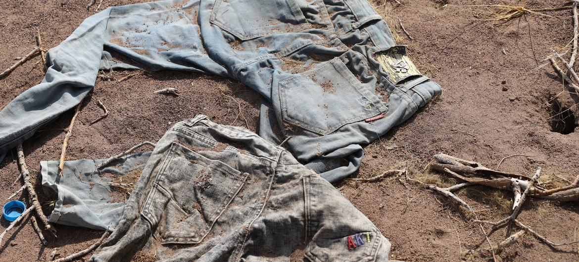 在吉布提沙漠中被移民丢弃的衣物。