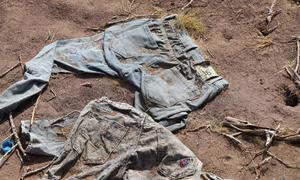 En el desierto de Yibuti yacen ropas que se cree han sido desechadas por los emigrantes.