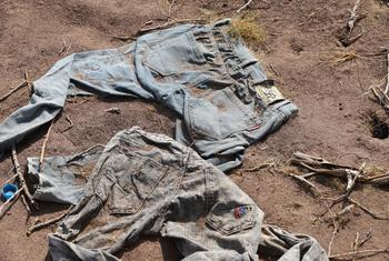 Des vêtements abandonnés par des migrants gisent dans le désert de Djibouti.