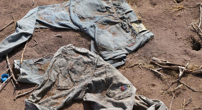 En el desierto de Yibuti yacen ropas que se cree han sido desechadas por los emigrantes.