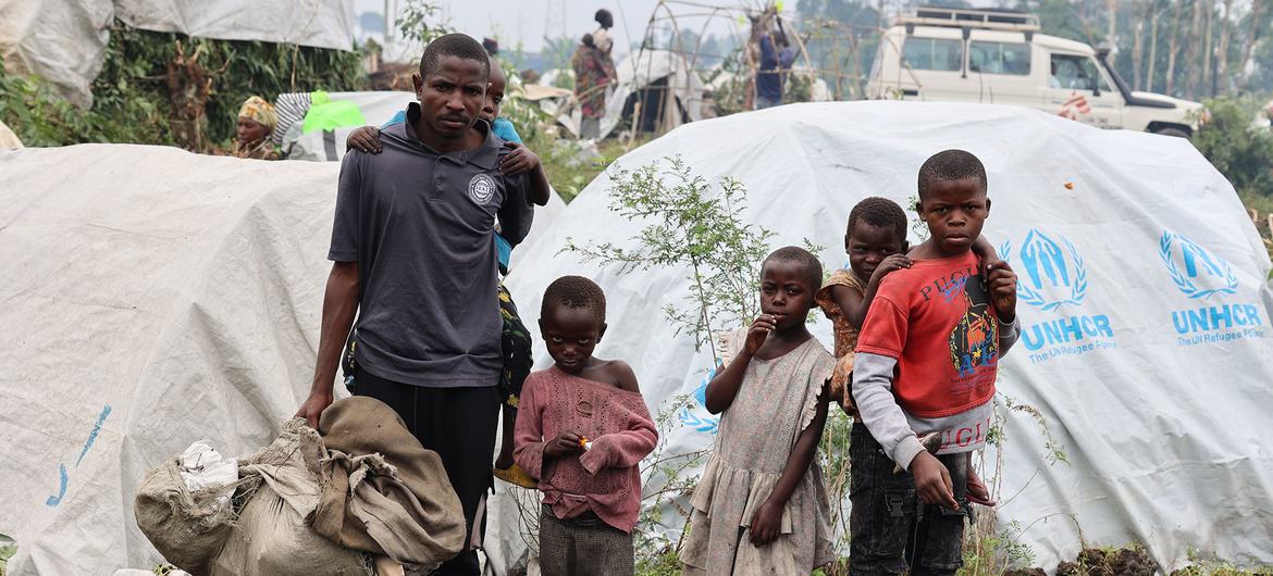 Семья вынужденных переселенцев в Демократической Республике Конго. 