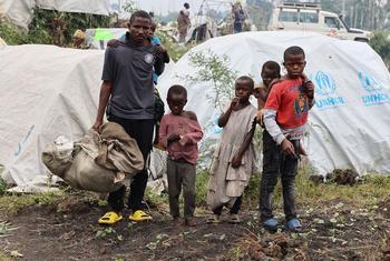Un père de six enfants cherche à mettre sa famille à l'abri dans un site de déplacement près de Goma, après que sa femme a été tuée par un bombardement à Sake, dans la province du Nord-Kivu (photo d'archives).