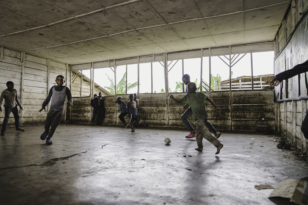 Des enfants jouent au football dans une classe vide de l'école primaire Bulengo, soutenue par l'UNICEF, à Bulengo, près de Goma, Nord-Kivu, RDC, le 10 février 2025.