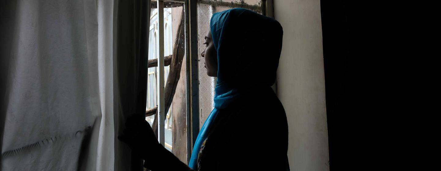  Laala était en huitième année lorsque les talibans ont imposé l'interdiction d'aller à l'école en Afghanistan, ce qui a brusquement interrompu son éducation. « J'étais très douée à l'école. Si l'école n'avait pas été fermée, j'aurais pu être dans mon pr…