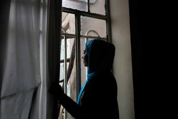  Laala était en huitième année lorsque les talibans ont imposé l'interdiction d'aller à l'école en Afghanistan, ce qui a brusquement interrompu son éducation. « J'étais très douée à l'école. Si l'école n'avait pas été fermée, j'aurais pu être dans mon pr…